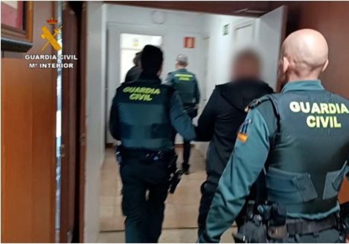 La Guardia Civil traslada a los detenidos.