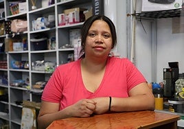 Emily Di Prinzio, en su tienda de Outlet Amazon de la calle Don Sancho