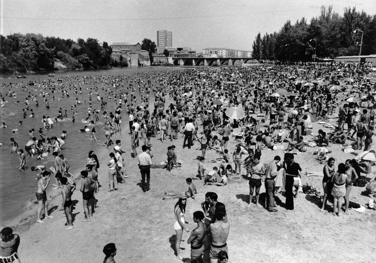Cuando la playa de Las Moreras salvaba del calor a miles de bañistas