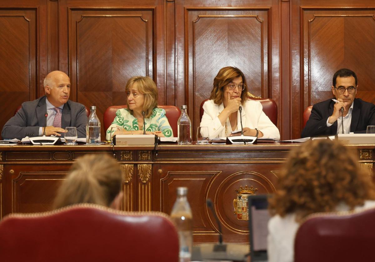 Urbano Alonso, María José de la Fuente, Ángeles Armisén y Juan Antonio Obispo, en el pleno.