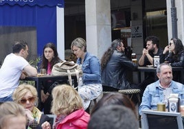 Una terraza en la Plaza Mayor, en una imagen de archivo.