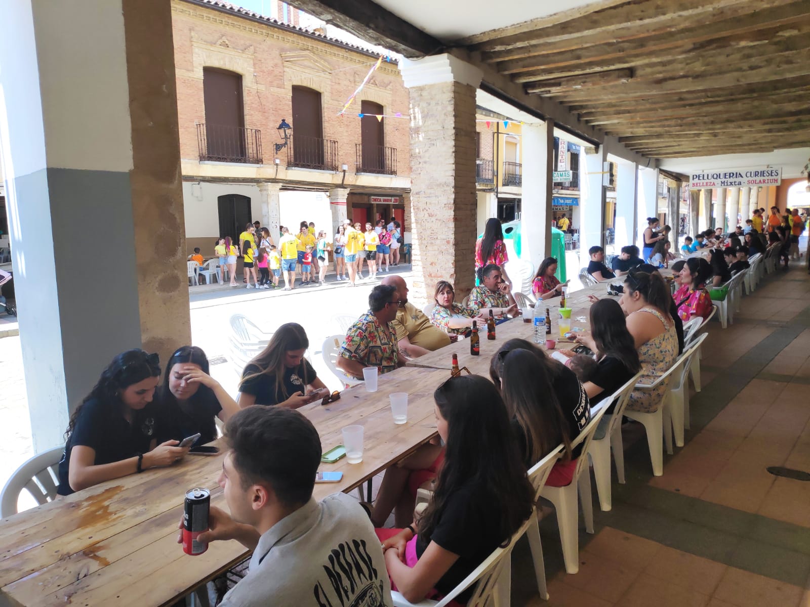 La calle Mayor de Villalón de Campos se convierte en un gran comedor