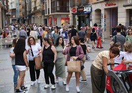 Numeroso público en la Calle Mayor, durante la Showpping Night del pasado año.