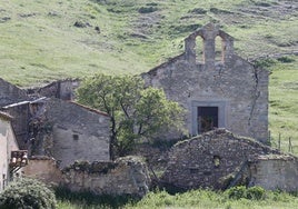 Edificios en ruinas en una pequeña localidad de la provincia de Segovia.