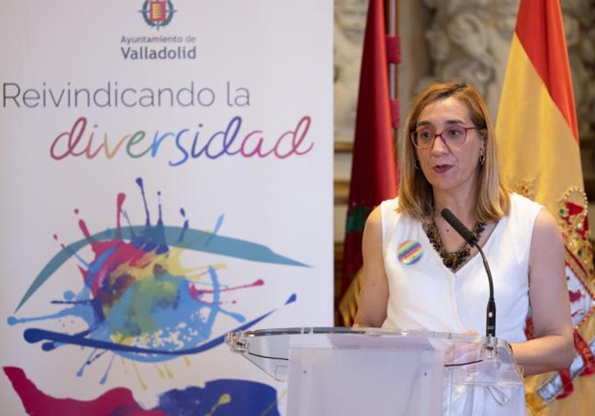 La portavoz del grupo municipal VTLP durante el acto institucional por el día del Orgullo del 2023.