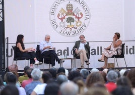 La moderadora Marta Fernández, junto a Héctor Abad Faciolince, Pedro García Cuartango y Pilar Fatás, durante el encuentro.