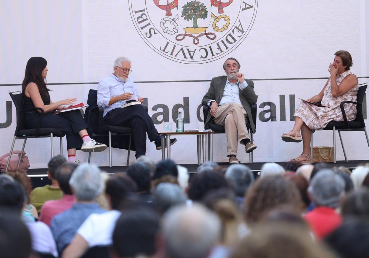 La moderadora Marta Fernández, junto a Héctor Abad Faciolince, Pedro García Cuartango y Pilar Fatás, durante el encuentro.