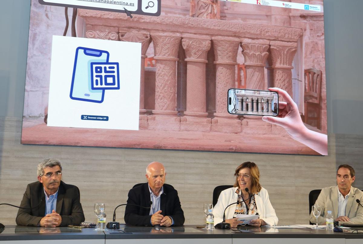 Ángeles Armisén, acompañada por los diputados Jesús Sevilla y Urbano Alonso y por el jefe de Cultura, José Luis Campo, en la presentación.