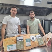 Carlos y Borja, en la cocina de Gohi´s, junto a un paletero de carne de vaca de trabajo