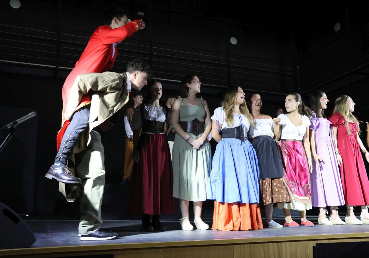 Los jóvenes, durante la representación en Baltanás.