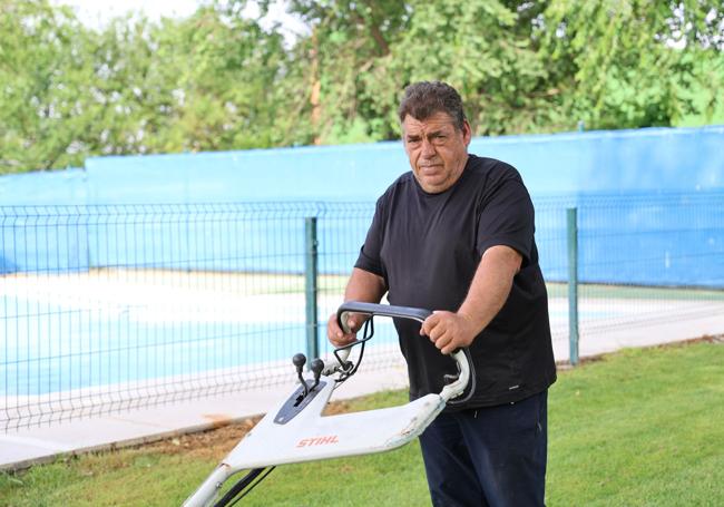 Fernando Jiménez segando el cesped de la piscina de Villalar de los Comuneros
