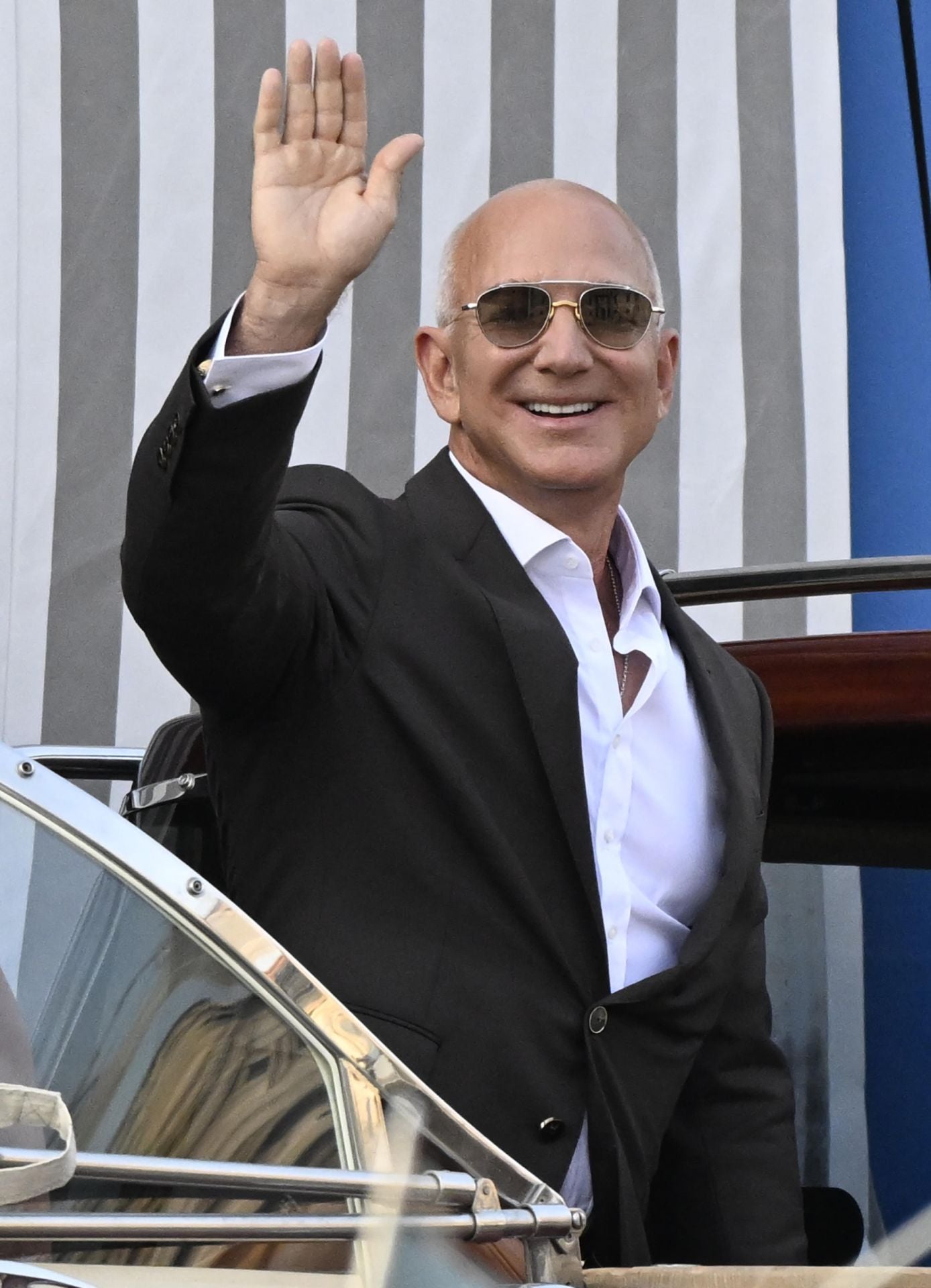 Jeff Bezos saluda.