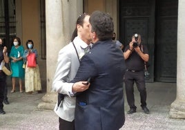 Boda entre dos hombres en el Ayuntamiento de Segovia.