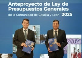 Alfonso Fernández Mañueco y Carlos Fernández Carriedo presentan el anteproyecto de presupuestos de 2025, que no se llegó a tramitar en las Cortes.