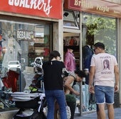 Cartel de rebajas en una tienda de la calle La Cestilla.