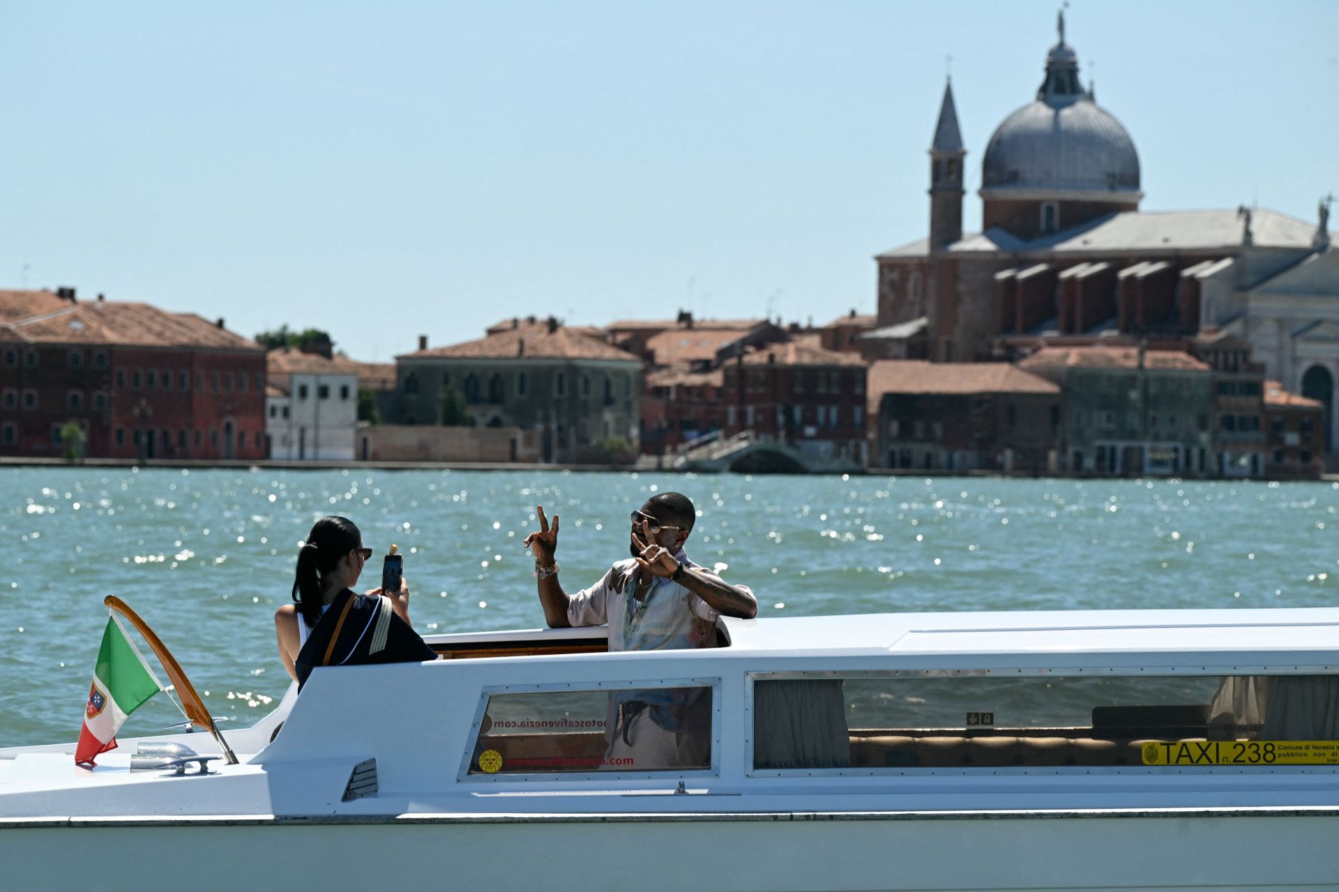 Los invitados a la boda de Jeff Bezos desfilan en barco por Venecia