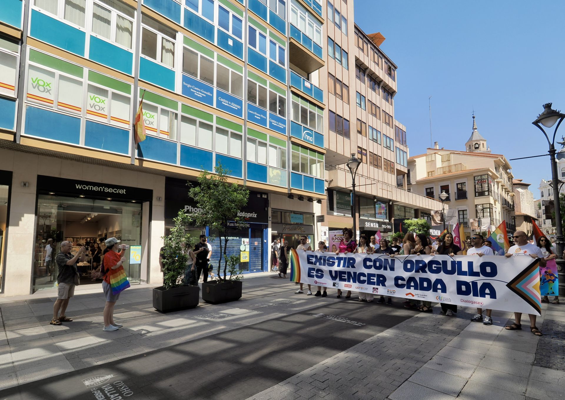 Las imágenes de la manifestación LGTBI en Valladolid