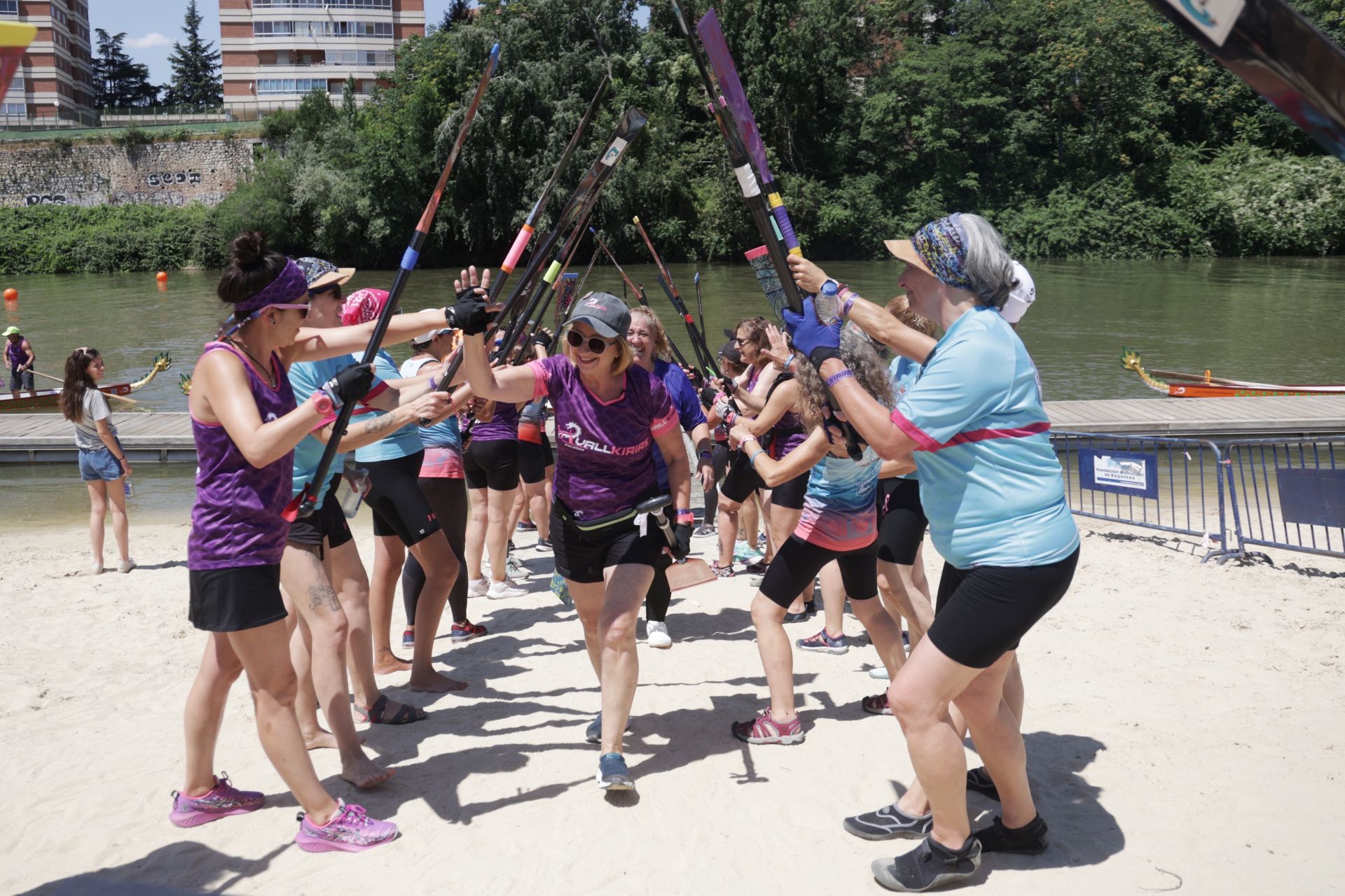 Las imágenes de las Valkirias en el Pisuerga a ritmo de la modalidad Dragon Boat