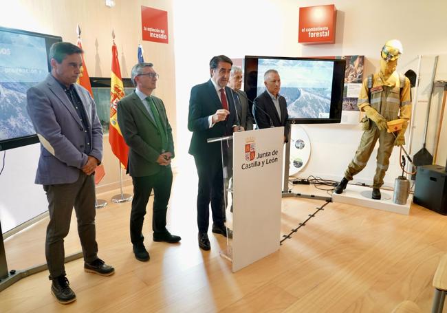 El consejero Suárez-Quiñones, altos cargos y técnicos de Medio Ambiente, en la presentación del Operativo de Lucha contra los Incendios Forestales a principios de junio.
