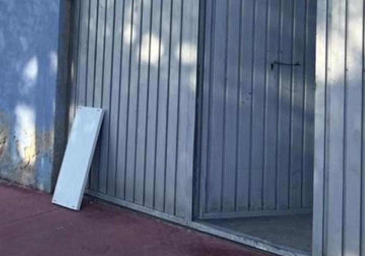 Los agentes hallaron un tablón que presumiblemente fue utilizado por el ladrón para escalar el portón, de 2,70 metros.
