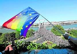 Una bandera arcoíris dentro de la enseña de la UE, ayer por las calles de Budapest.