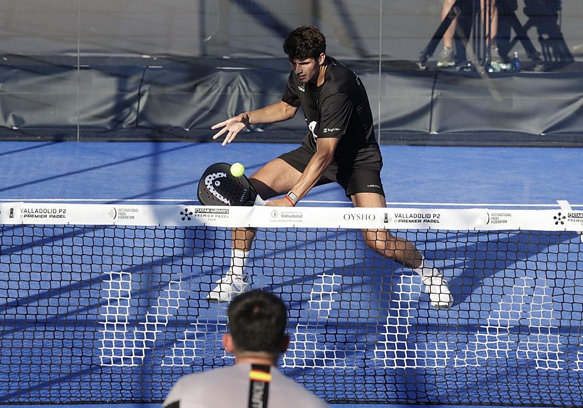 Arturo Coello devuelve una pelota, en las semifinales ante Guerrero y Leal.