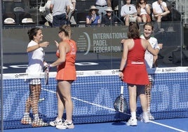Martina Calvo y Aranza Osoro felicitan a Ariana Sánchez y Paula Josemaría.
