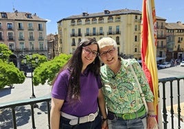 Ana Cabeza y Gema Segoviano, en el balcón del Ayuntamiento de Segovia.
