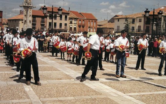 Banda de cornetas y tambores de la localidad.