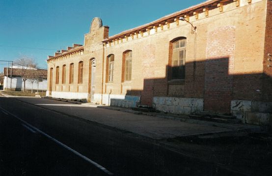 Edificio de las antiguas escuelas del barrio de San Juan.
