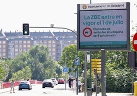 Pantalla antes de cruzar el puente de Poniente anunciado la entrada en vigor de la ZBE.