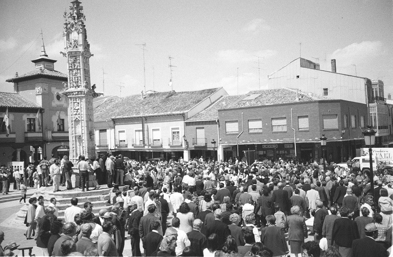 Plaza del rollo repleta de gente en la inauguración de la estatua de La Quesera. 9 de abril de 1998.