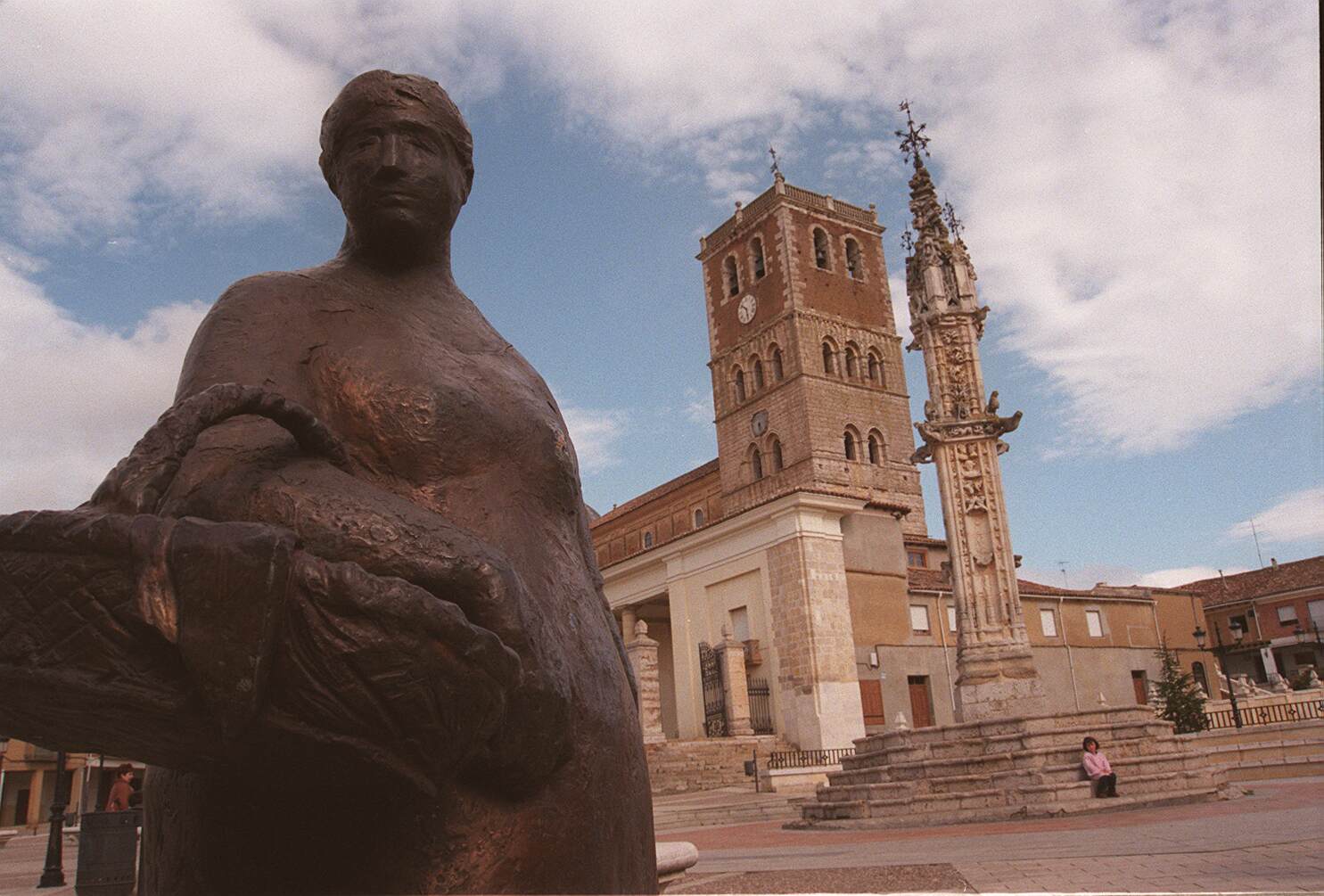 Estatua de La Quesera frente al rollo y la Iglesia. 22 de abril de 1999.