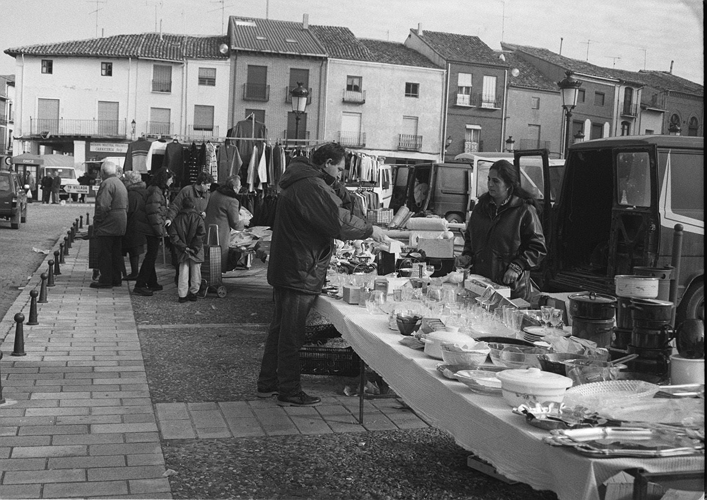 Puesto instalado en la plaza de Villalón de Campos un sábado de mercado. 8 de enero de 2000.