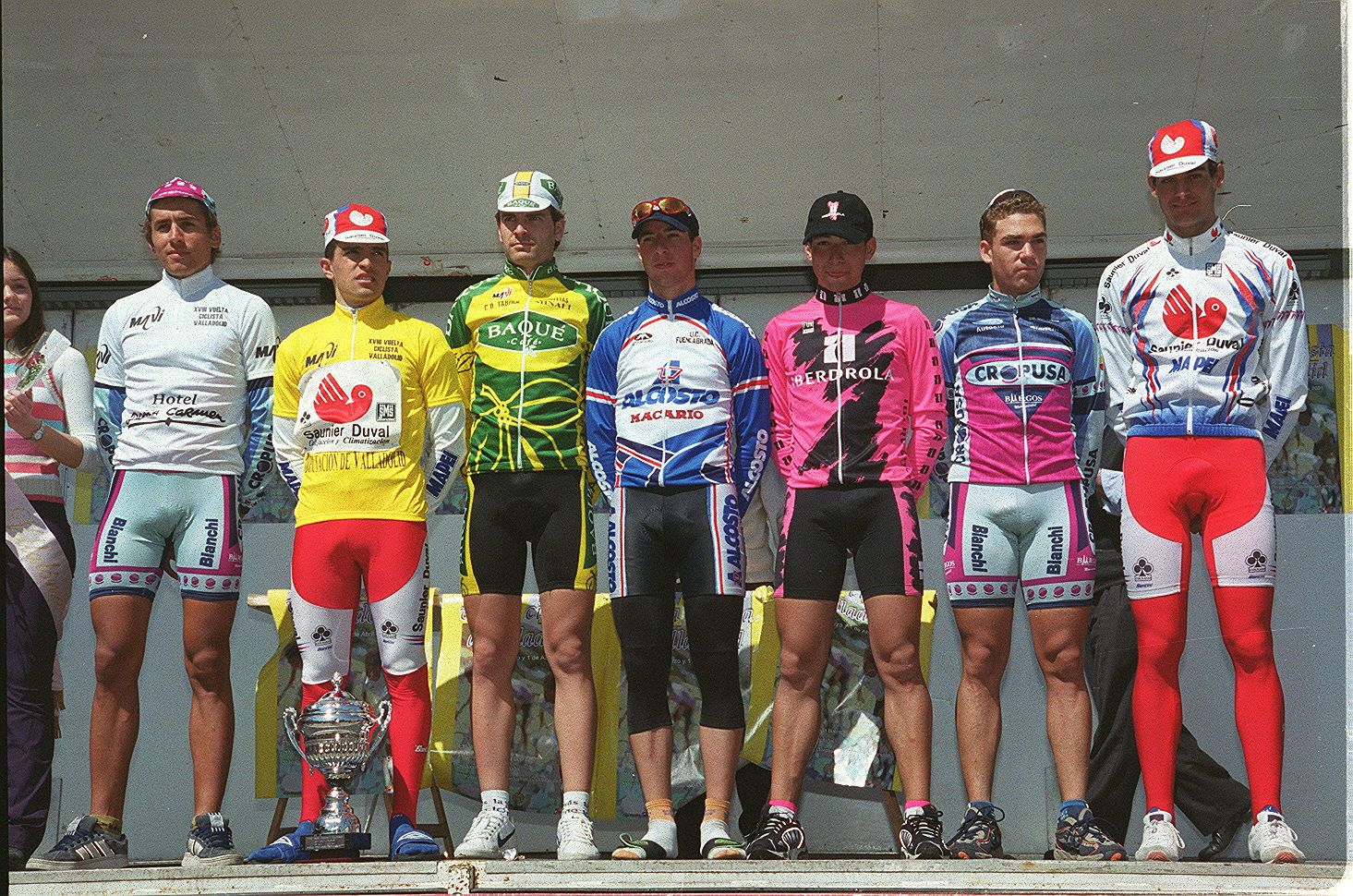 Los mejores hombres de la Vuelta Ciclista a Valladolid recibieron los honores en el podio de Villalón de Campos. 1 de abril de 2001.
