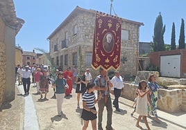 El estandarte con la imagen del beato abrió la procesión hasta su casa natal
