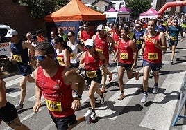 Participantes en la carrera, este mediodía en la avenida de Madrid.