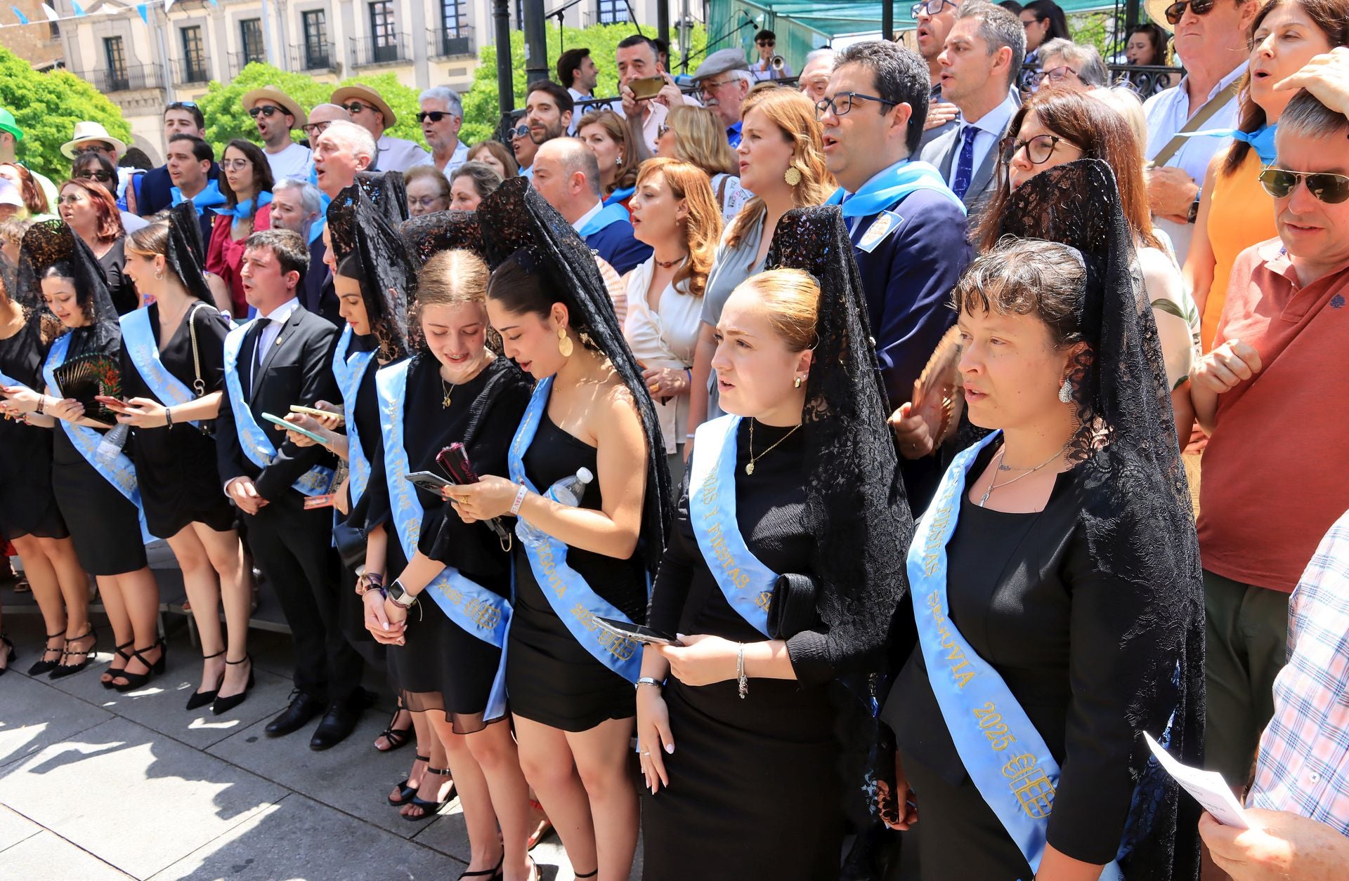 Fotos del canto del himno de Segovia y de la Tajada de San Andrés