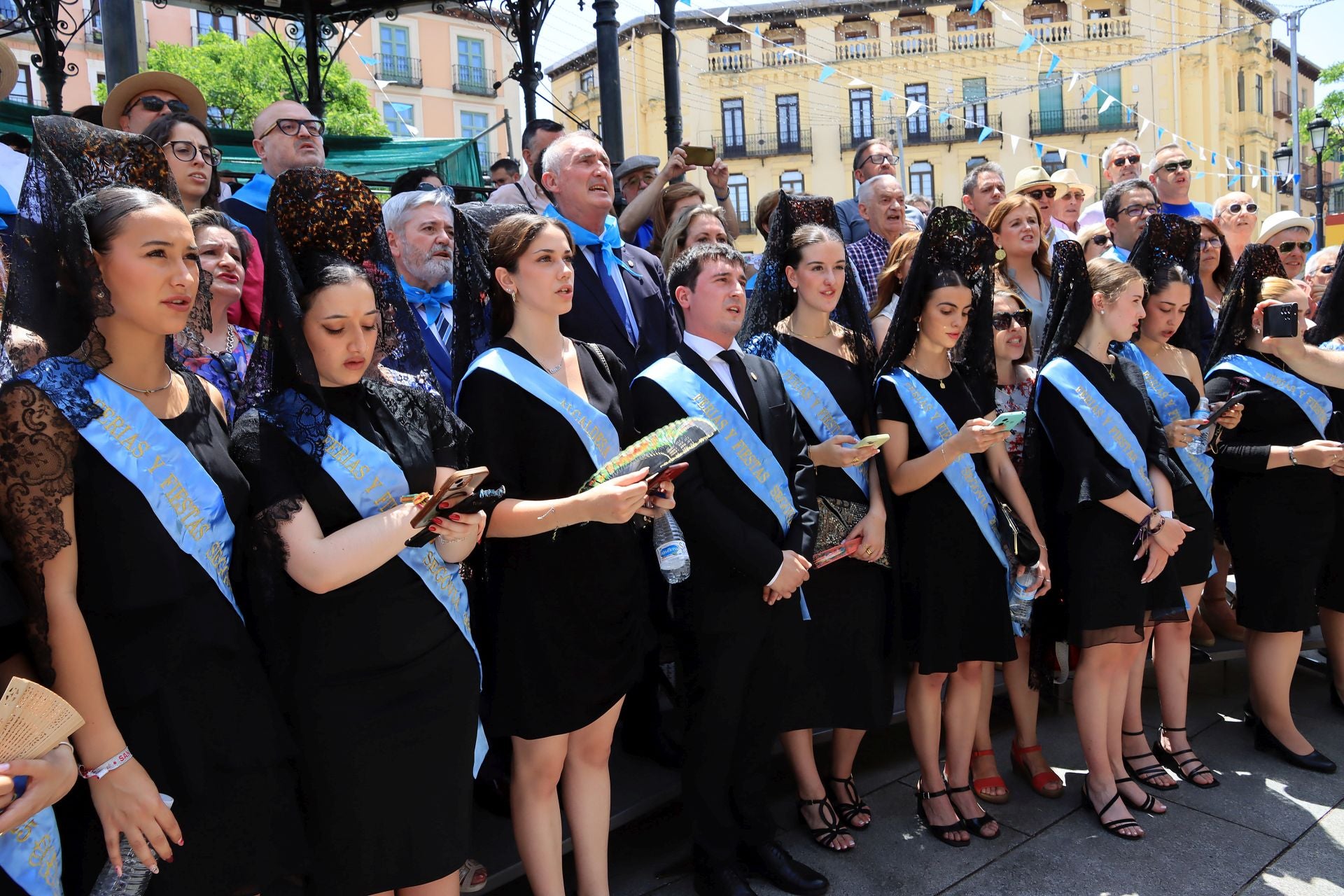 Fotos del canto del himno de Segovia y de la Tajada de San Andrés
