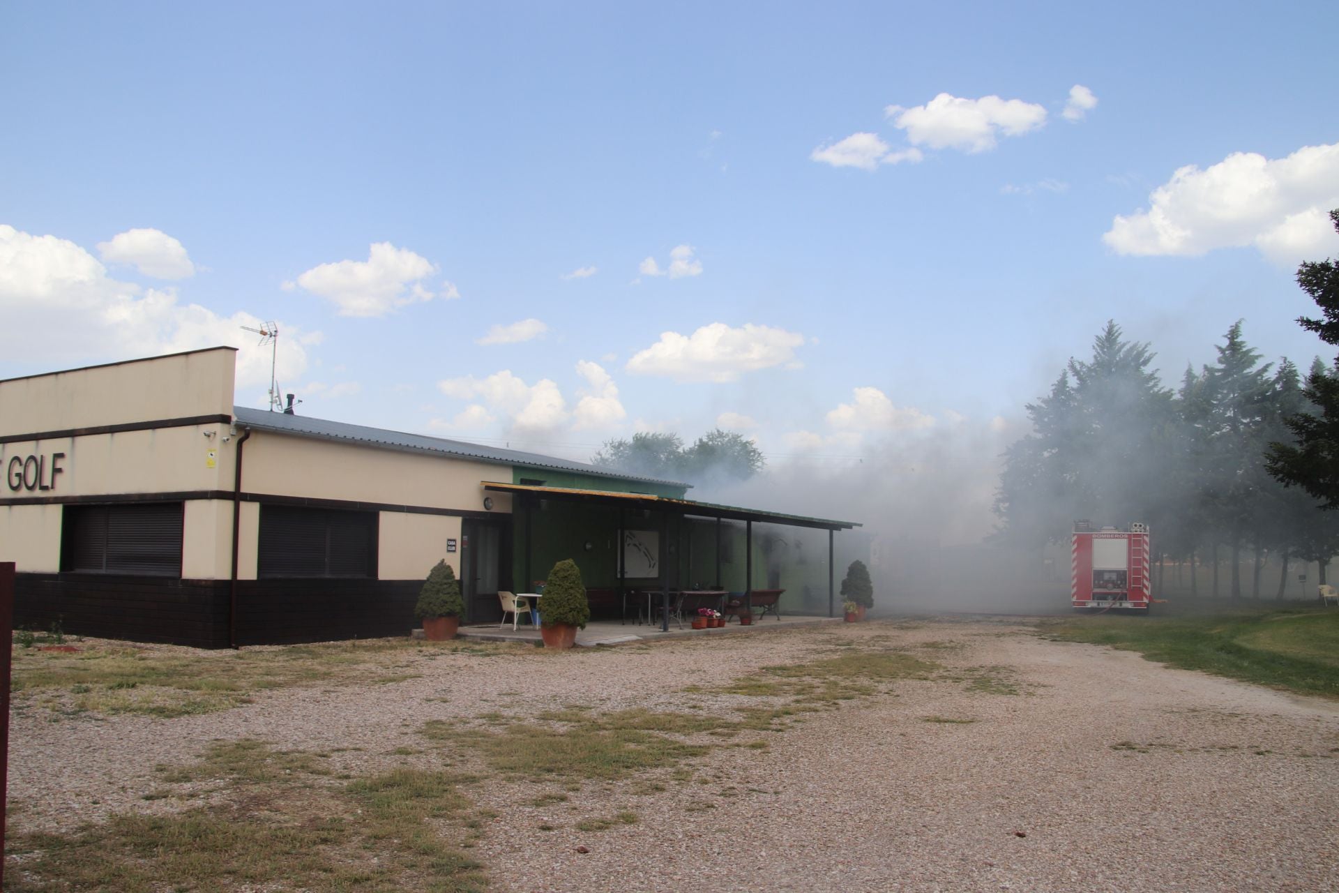 Fotos del incendio de un club de golf en un pueblo de Segovia