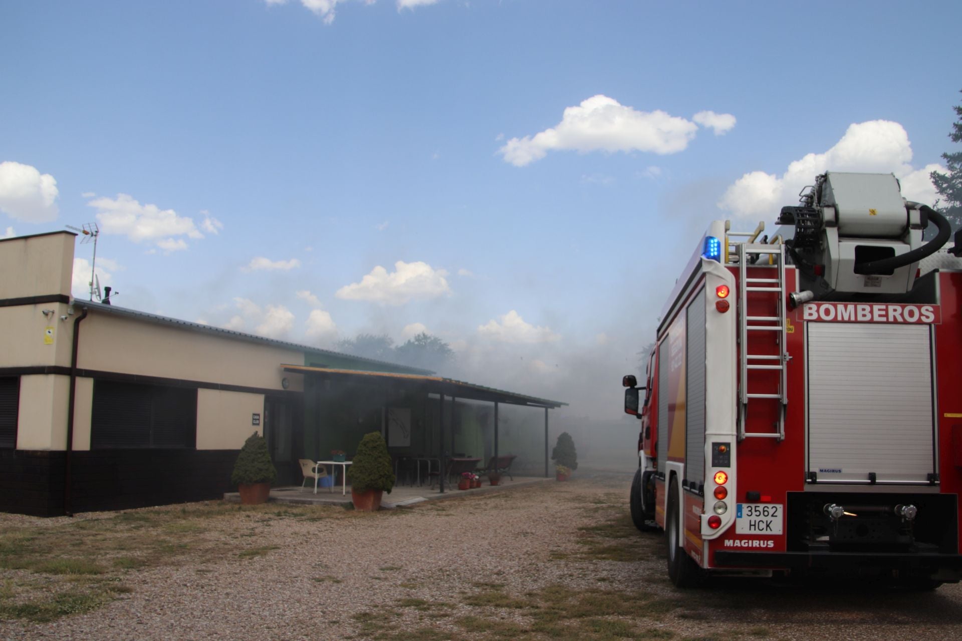 Fotos del incendio de un club de golf en un pueblo de Segovia