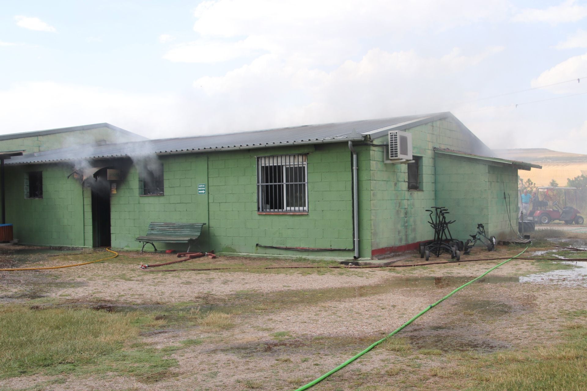 Fotos del incendio de un club de golf en un pueblo de Segovia