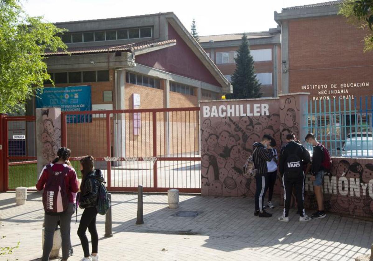 Entrada de alumnos al Instituto Ramón y Cajal.