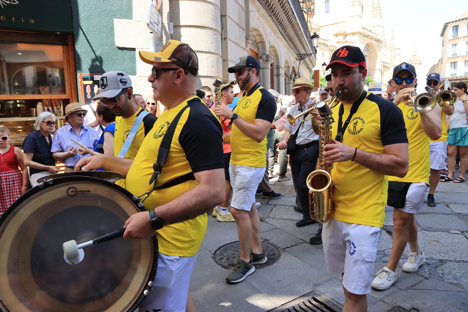 Fotos del canto del himno de Segovia y de la Tajada de San Andrés