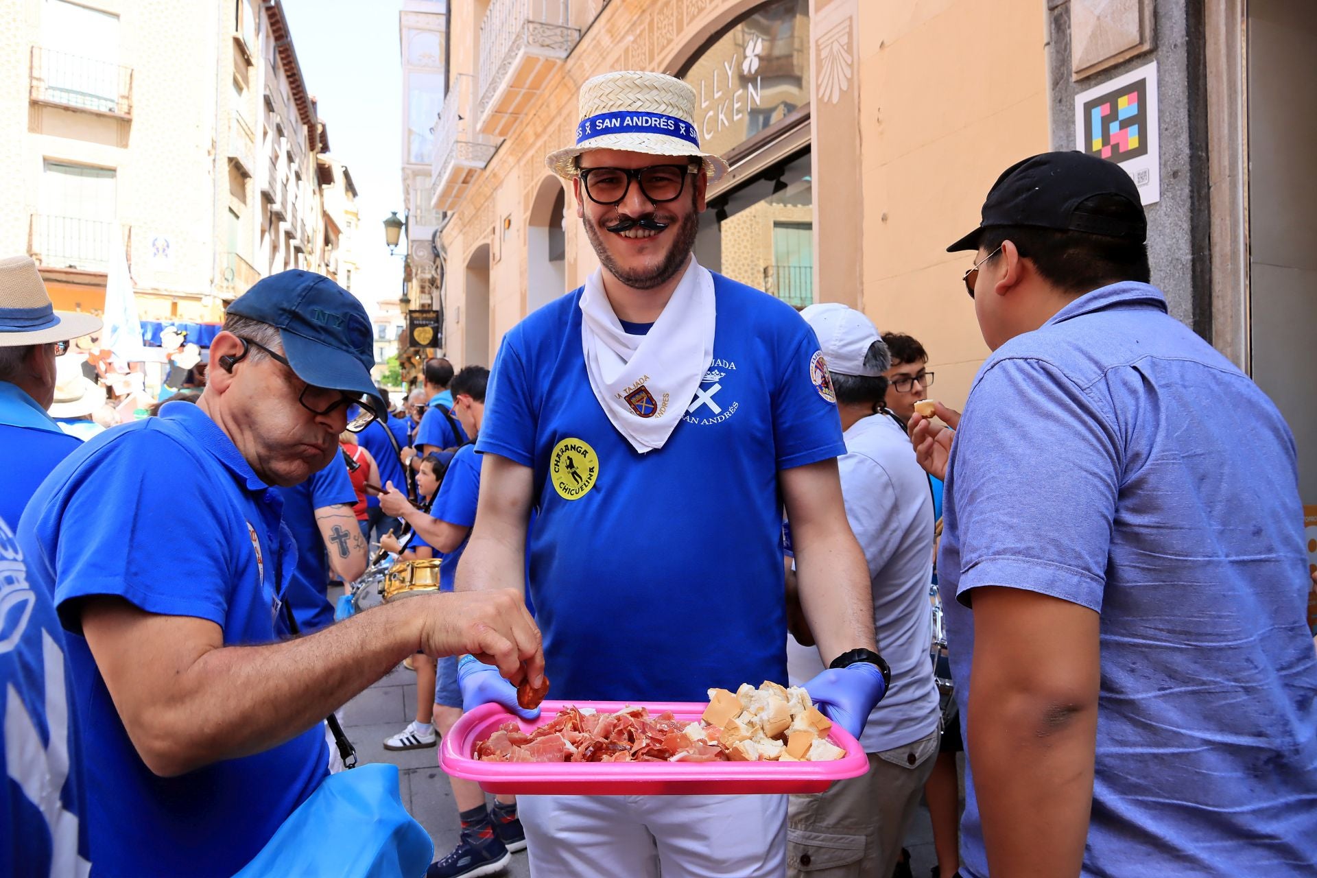 Fotos del canto del himno de Segovia y de la Tajada de San Andrés