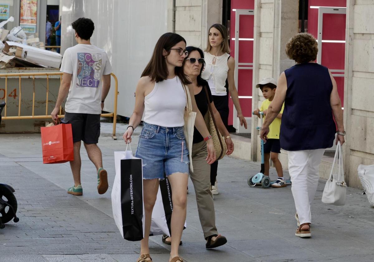 Personas de compras por la calle Santiago de Valladolid.