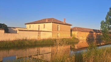 Las denominadas Casas del Rey, junto al Canal de Castilla.