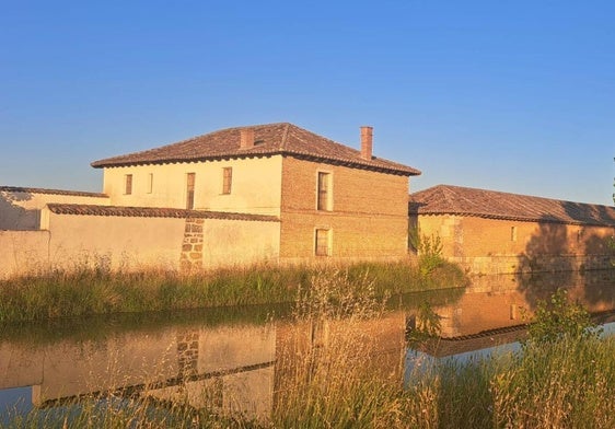 Las denominadas Casas del Rey, junto al Canal de Castilla.