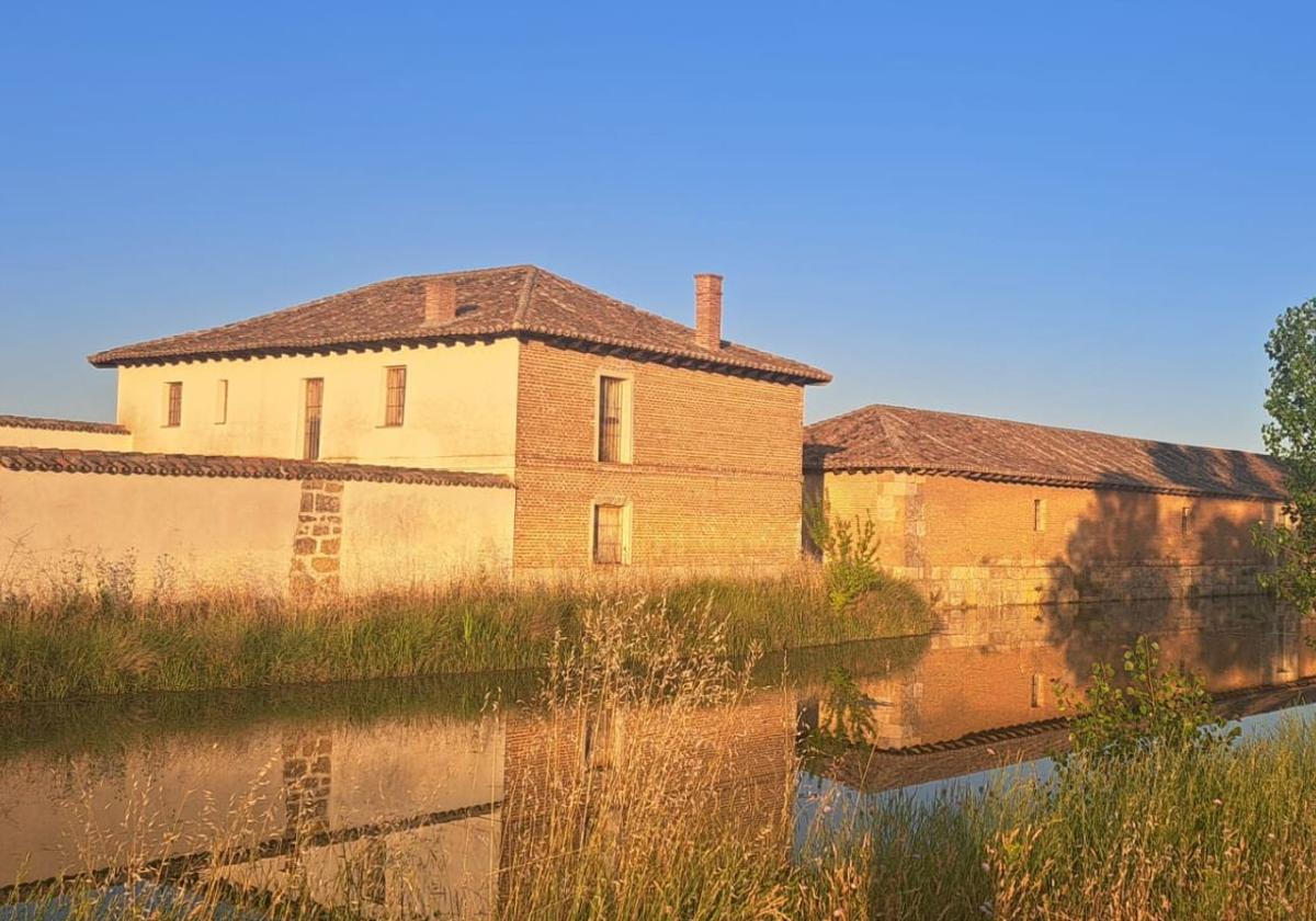 Las denominadas Casas del Rey, junto al Canal de Castilla.