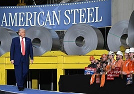 El presidente Trump durante una visita a una fábrica de acero en Pensilvania el pasado mayo.